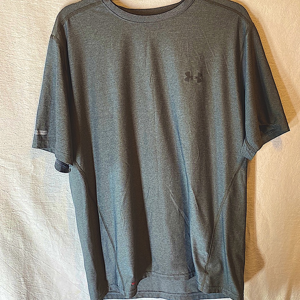 Under Armour HeatGear Large Super-Light T-Shirt Wicks Sweat Smooth Cool Feel EUC